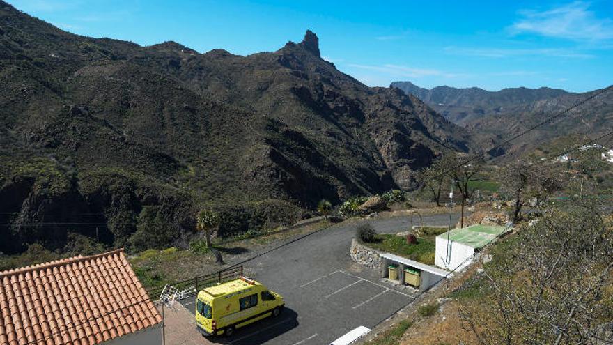 La ambulancia en el municipio de Tejeda el pasado miércoles.