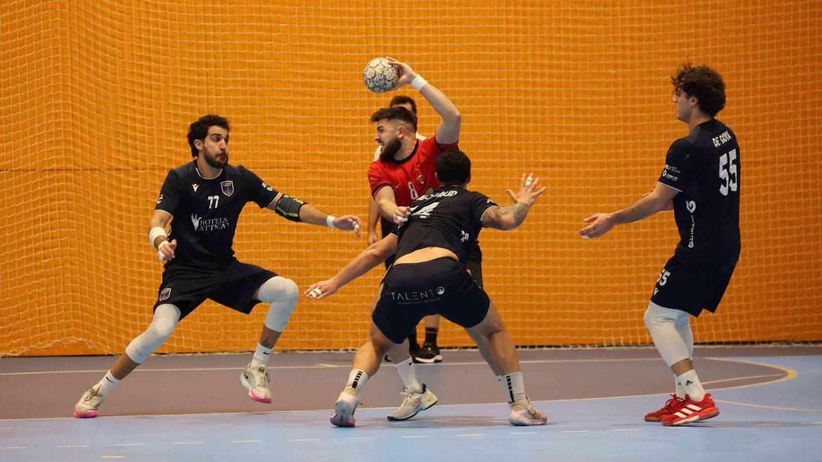 Alejandro Conde, Álex Malid y Luisma de Goya defiende a un rival del Proin Sevilla.