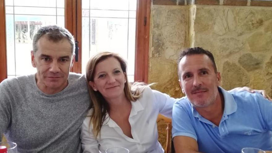 Tony Cantó, María Quiles y José Luis Almira el pasado viernes en una visita de los diputados a la Vega Baja tras la gota fría