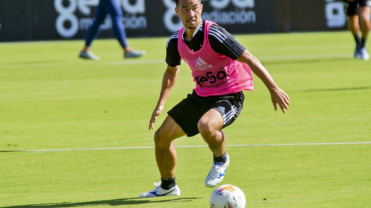 Shinji Okazaki, en el entrenamiento que celebró ayer el equipo albinegro en el estadio Cartagonova. | IVÁN URQUÍZAR