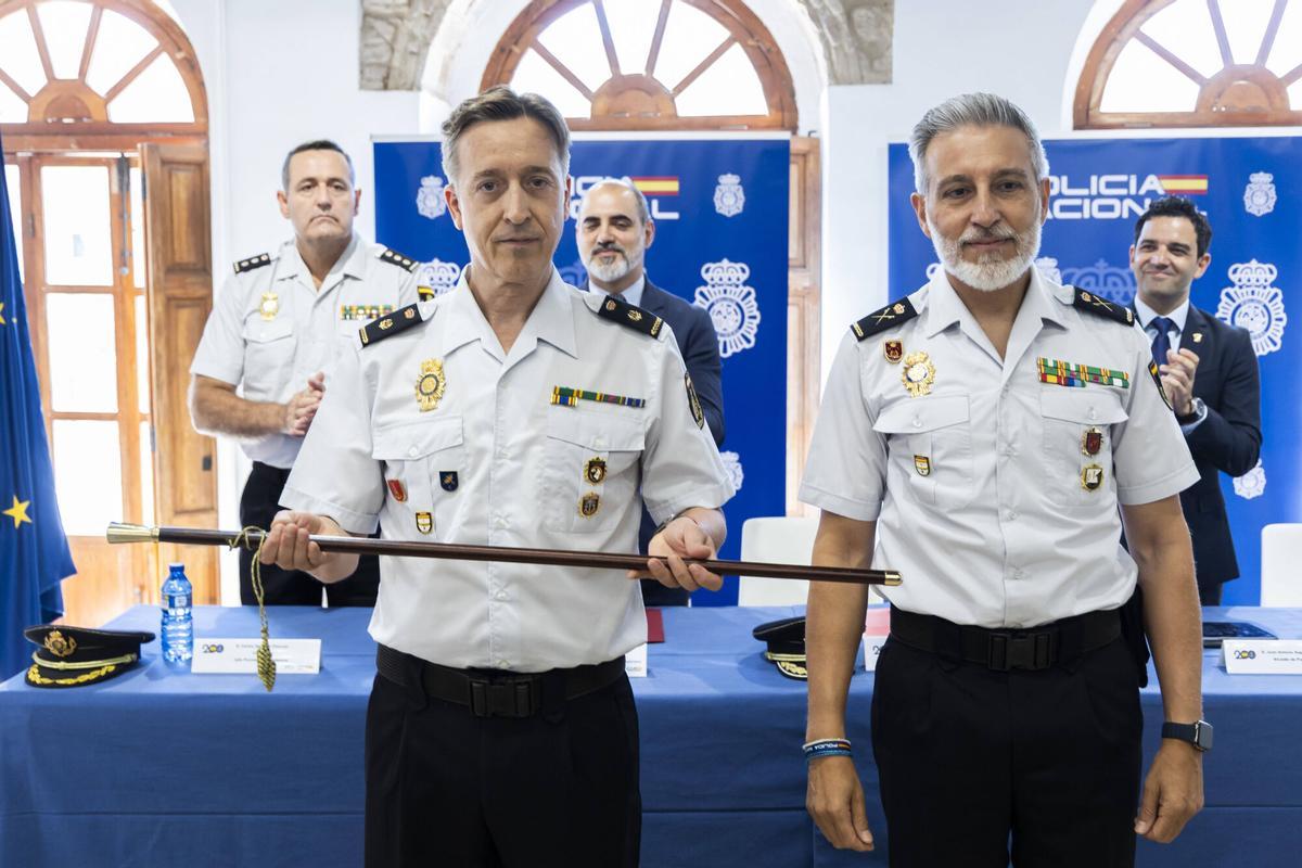 Paterna. HOR. VLC. Toma de posesion del nuevo comisario de la Policia Nacional de Paterna Cesar Hidalgo (izqda) junto al jefe superior de Policía, Carlos Gajero. Cesar Hidalgo