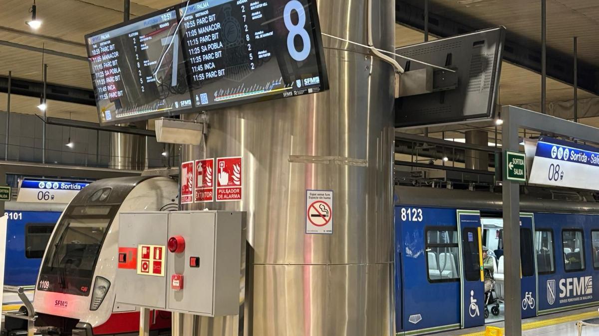 Imagen de las pantallas informativas de SFM en la estación intermodal de Palma.