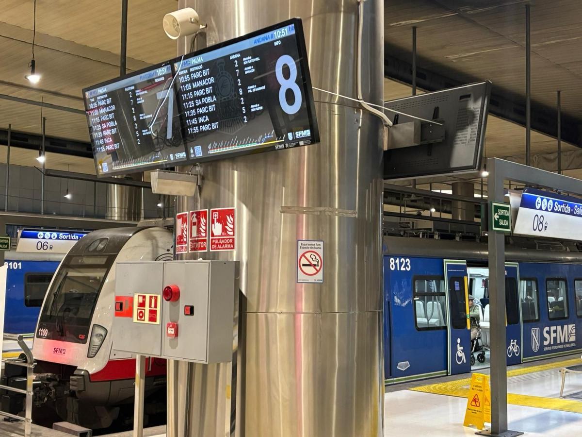 Imagen de las pantallas informativas de SFM en la estación intermodal de Palma.