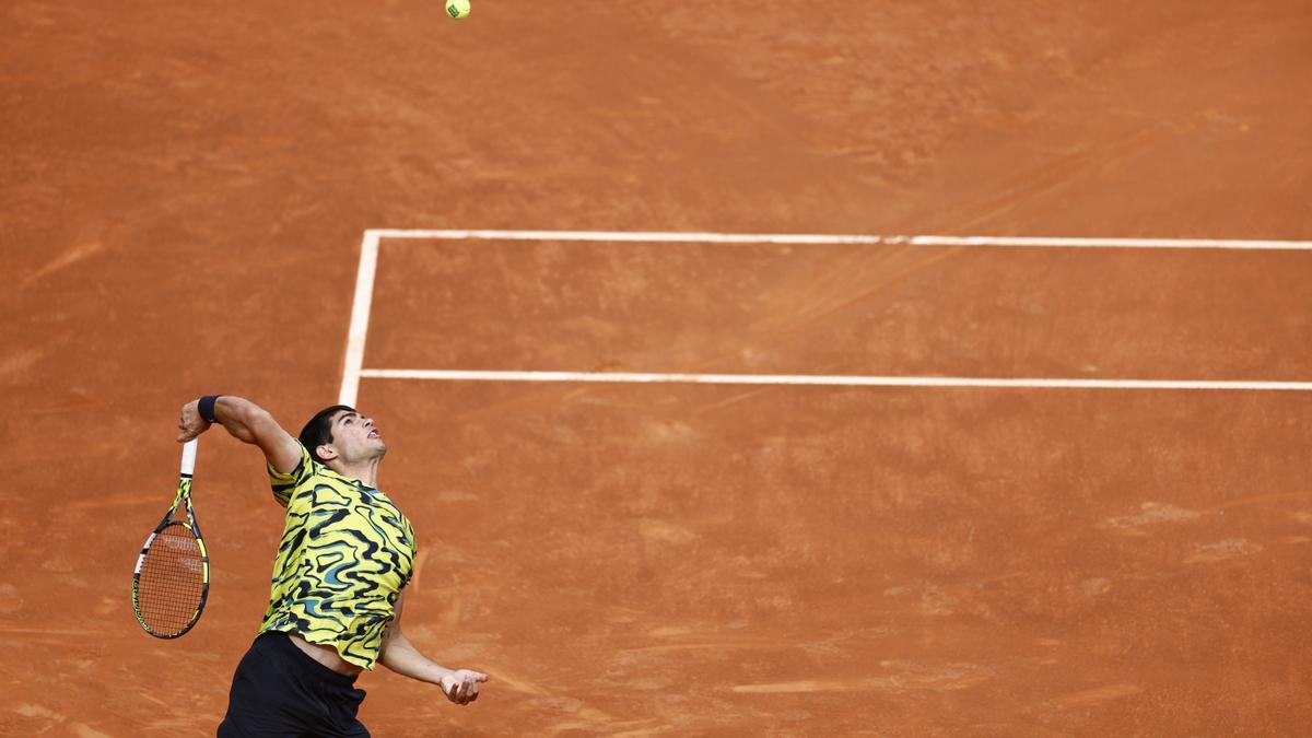 Carlos Alcaraz, realizando un saque ante Zverev