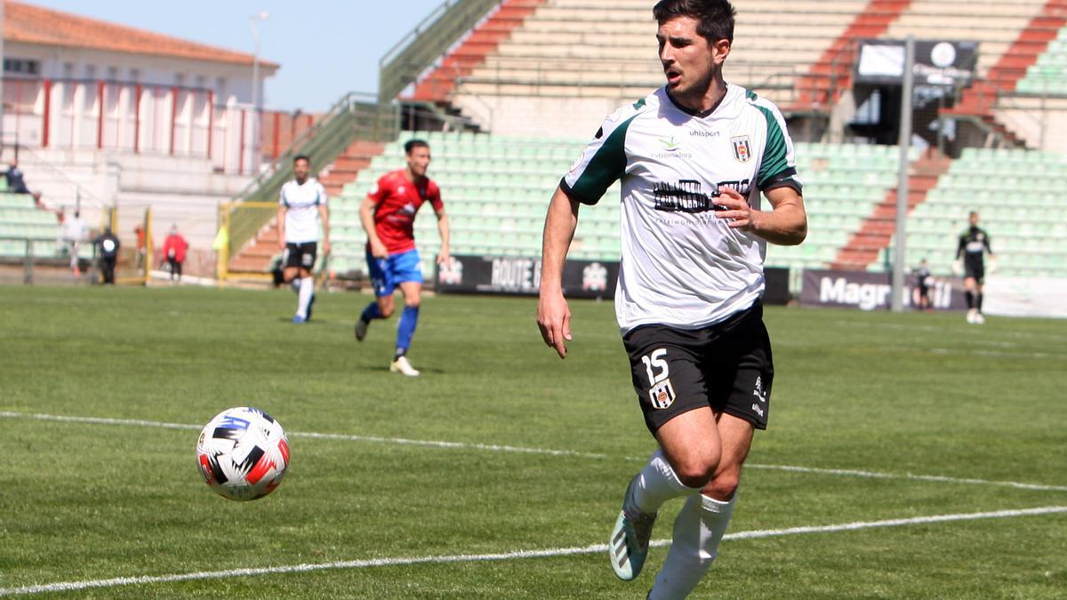 Álvaro Barbosa, con el balón, durante un partido anterior.