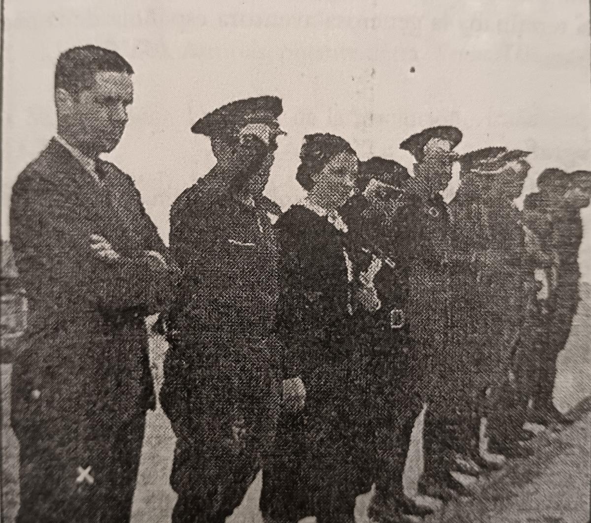 María Luis Carnelli y, primero por la izquierda, Raúl González Tuñón, con varios militares en el frente de Madrid, durante la Guerra Civil. La imagen corresponde al periódico argentino "La Nueva España", de los que ambos eran corresponsales en la contienda española.