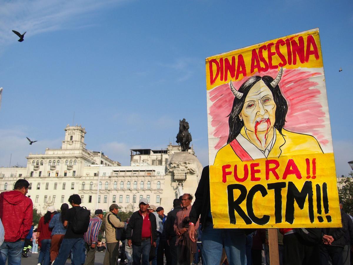 20/09/2025 September 20, 2025, Lima, Lima, Peru: ''Dina Murderer, Get out!'' can be read on a banner when hundreds march in Lima streets protesting against the government of Dina Boluarte, the Congress and the Judiciary. A series of recent events, such as the enactment of unpopular laws, clashes between state powers and the nation's prosecutor's office, corruption, the rising of organized crime, and amnesty for those who have committed crimes against humanity, have led people to take to the streets to protest. POLITICA Europa Press/Contacto/Carlos Garcia Granthon