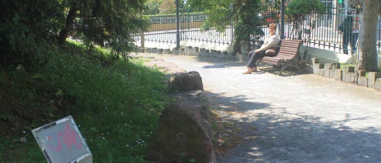 El Jardín Botánico candasín; en primer término, un soporte del que se ha arrancado la tablilla informativa.