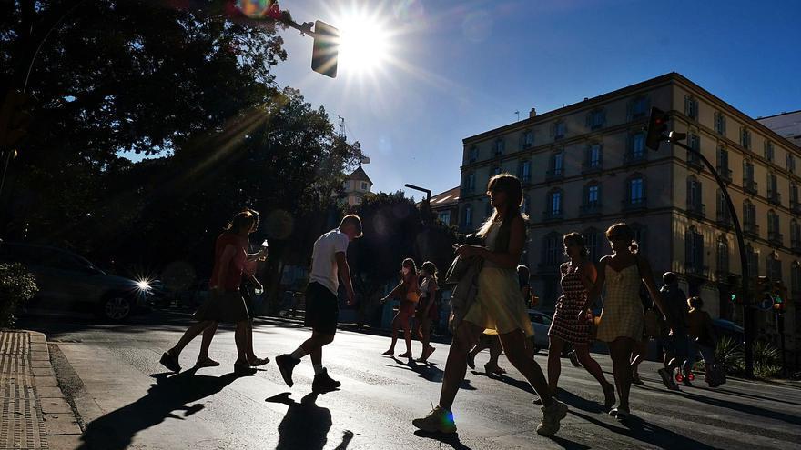 Dejar el coche y caminar es un hábito sencillo que puede servir para recuperar la forma después de las vacaciones. | GREGORIO MARRERO