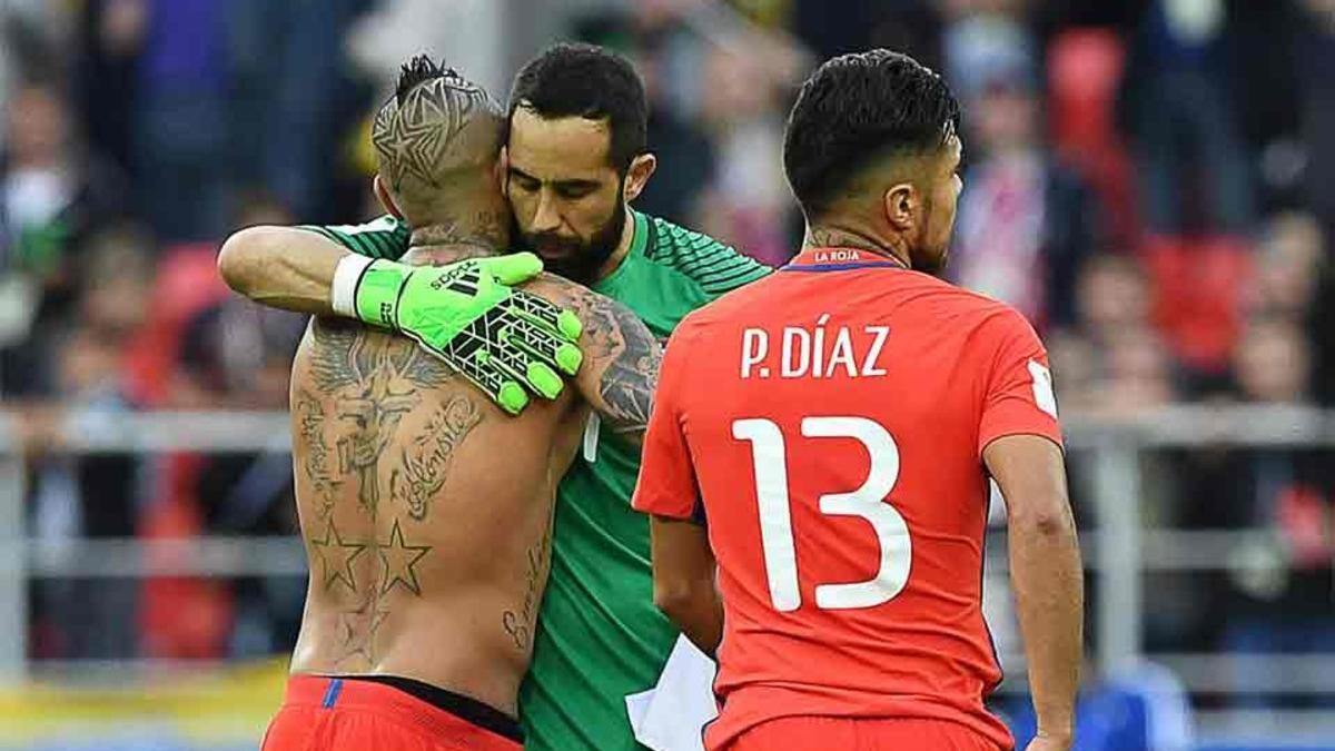 Arturo Vidal felicitó a Claudio Bravo