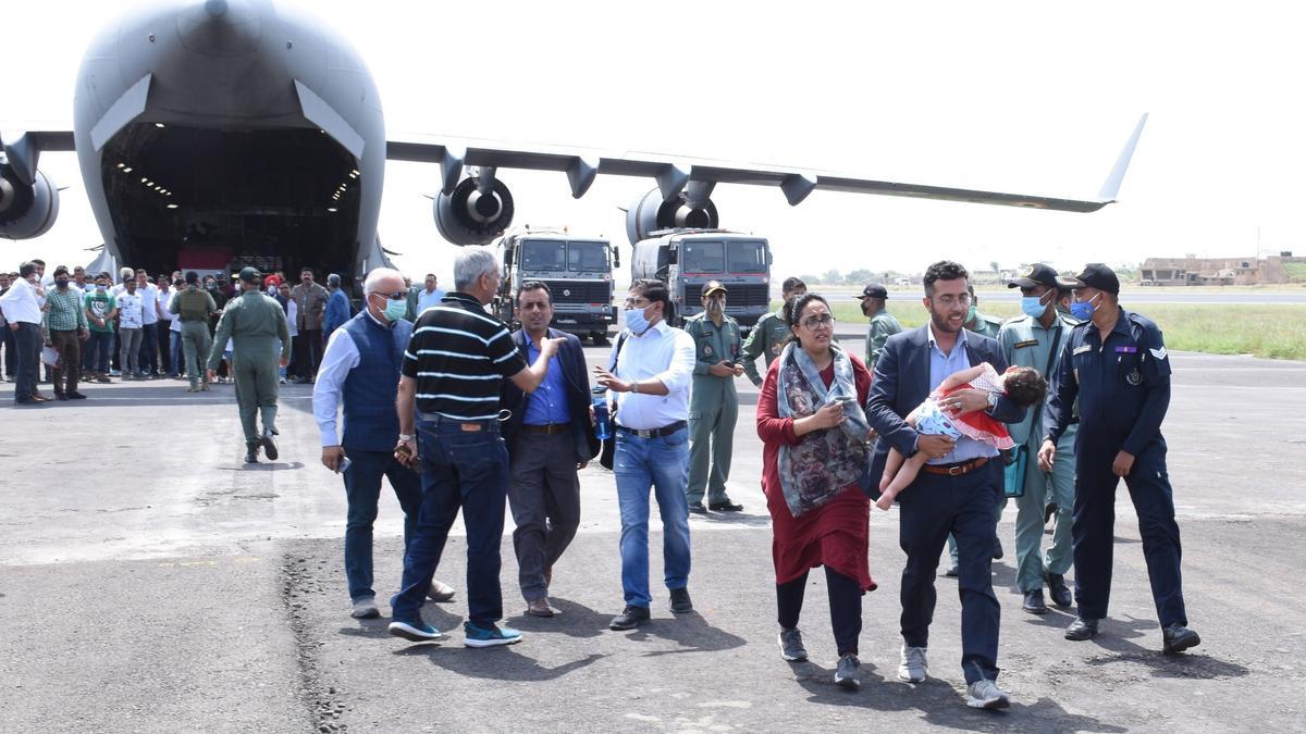 Varias personas evacuadas de Kabul aterrizan en la base aérea de Jamnagar, India.