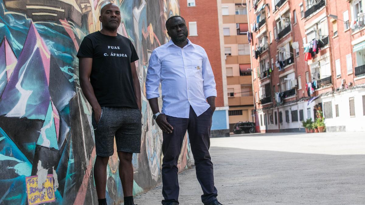 Mohamed y Haron en una calle del barrio de Orriols, en València.