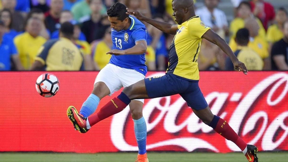 Marquinhos centra un balón en el Brasil-Ecuador de la Copa América.