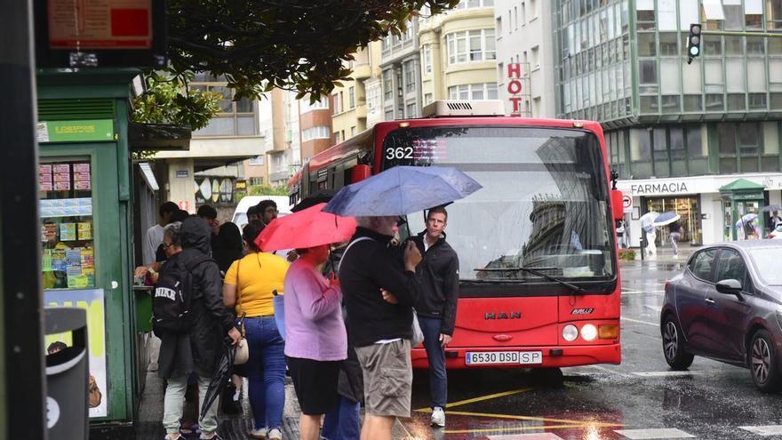 Los usuarios de bus urbano en A Coruña celebran la inclusión del pago con tarjeta: "He dejado dinero a gente para que pudiera viajar"