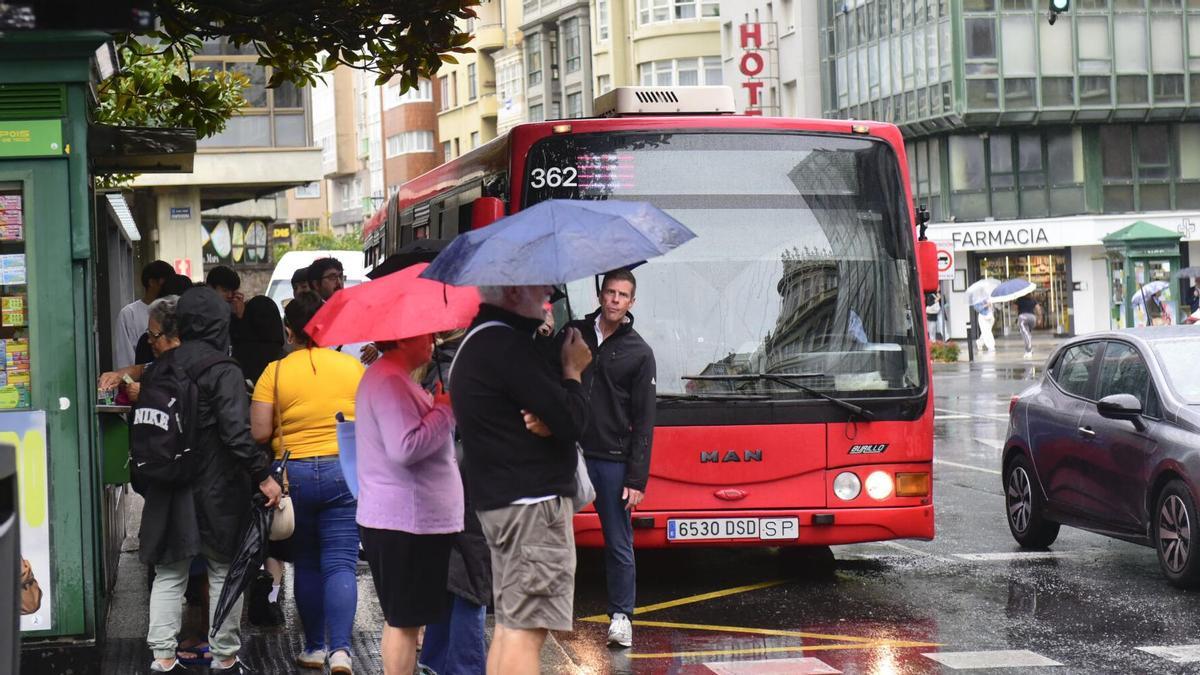 Los usuarios de bus urbano en A Coruña celebran la inclusión del pago con tarjeta: "He dejado dinero a gente para que pudiera viajar"