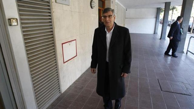 El exalcalde de Castelldefels, Agustin Marina, entrando en los juzgados de Gavà, donde ha sido citado a declarar por un presunto fraude.