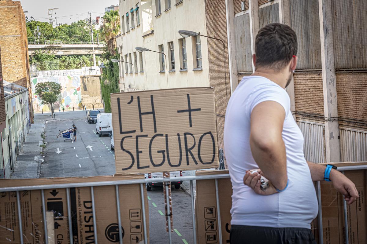 Residentes y vecinos cercanos de unas naves ocupadas en LHospitalet