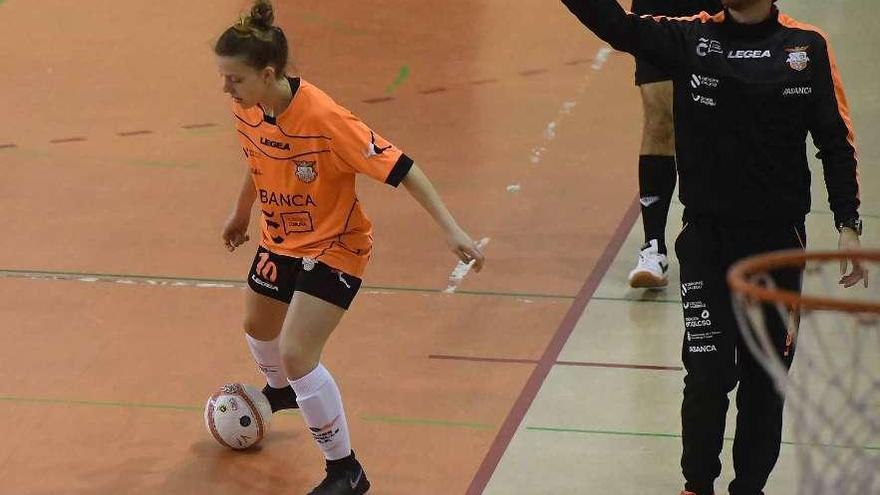 Jorge Basanta da órdenes a sus jugadoras durante un partido de la pasada temporada.