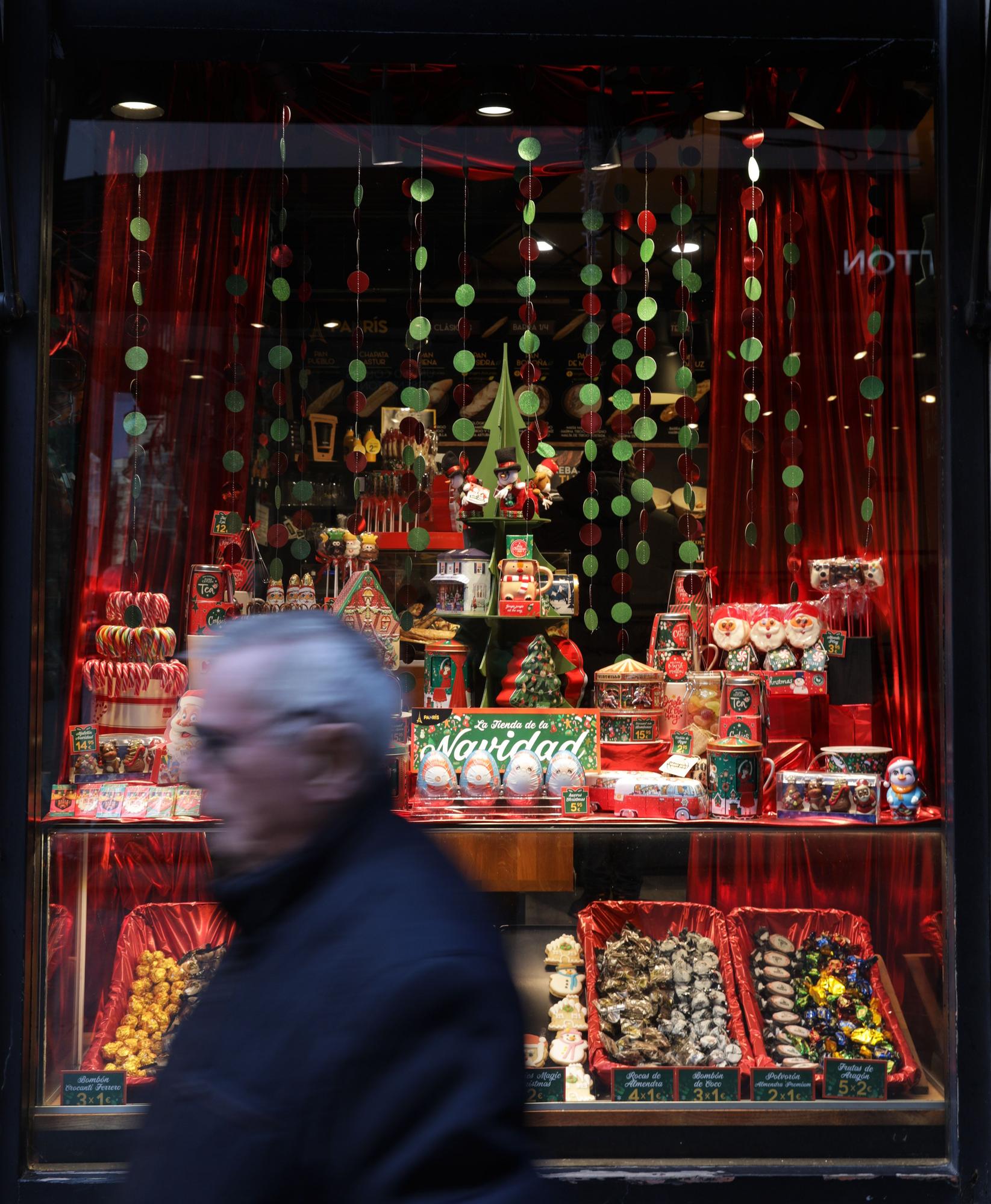 En imágenes: La Navidad de Gijón ya asoma por los escaparates