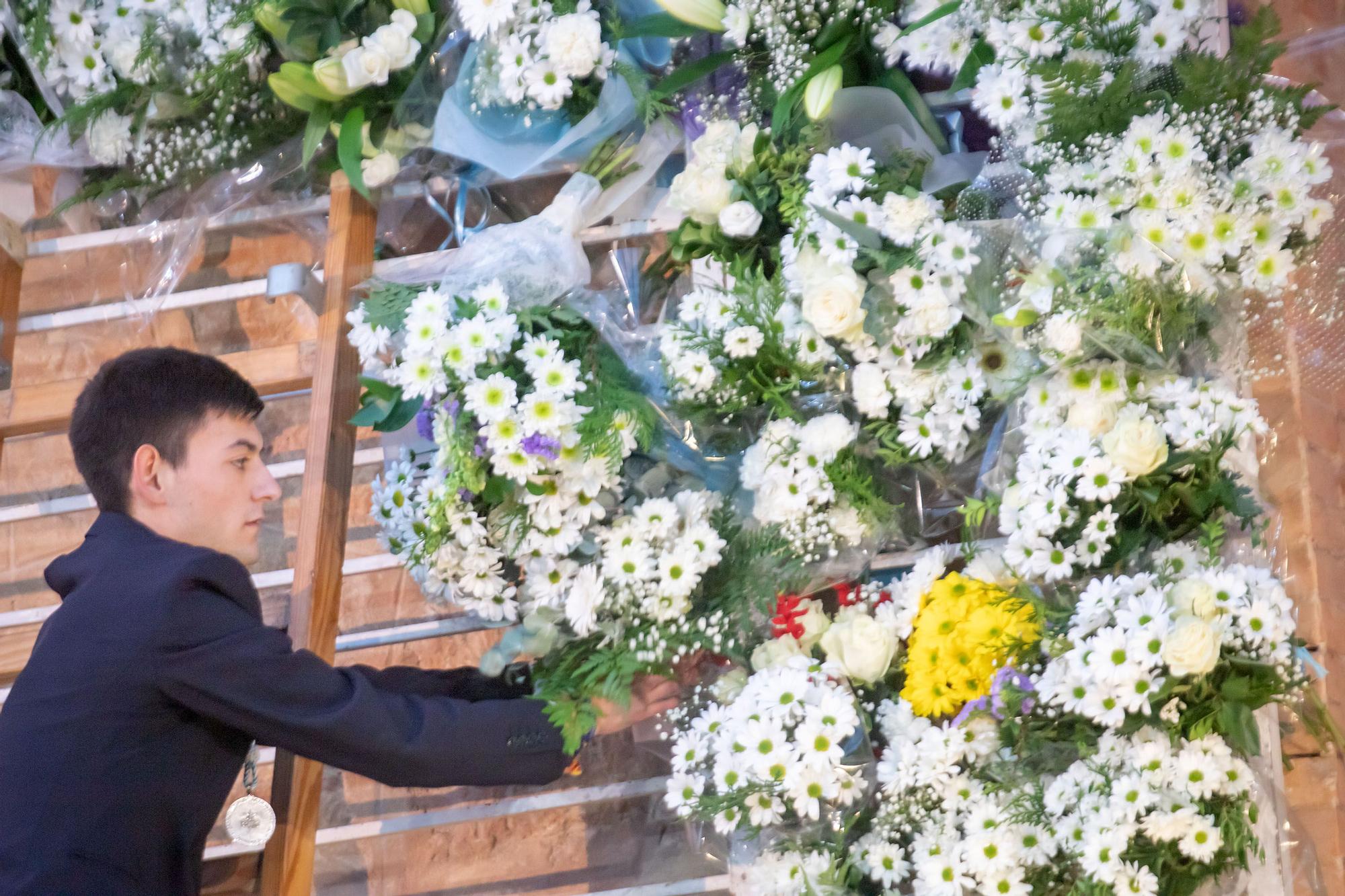 Más de 70 entidades y asociaciones participan en la multitudinaria ofrenda a la patrona que vistió de flores la fachada de iglesia de la Inmaculada Concepción