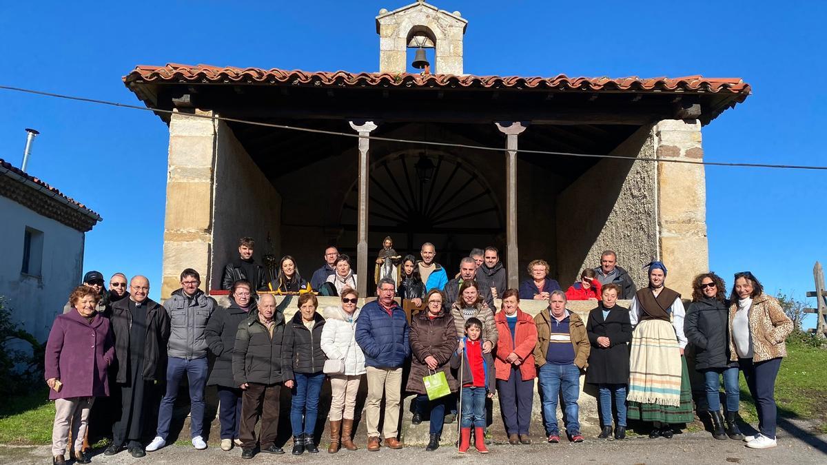 Asistentes a la fiesta de San Antón Abad en Paniceres.