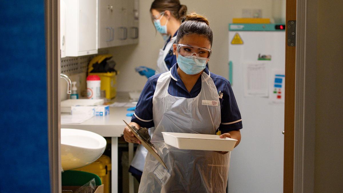 Mary Parsons, la enfermera que ha puesto la primera vacuna de Pfizer en el Reino Unido.