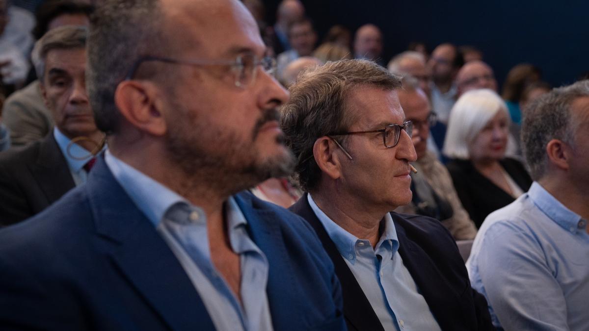 El presidente del PP, Alberto Núñez Feijóo, junto al líder del partido en Catalunya, Alejandro Fernández