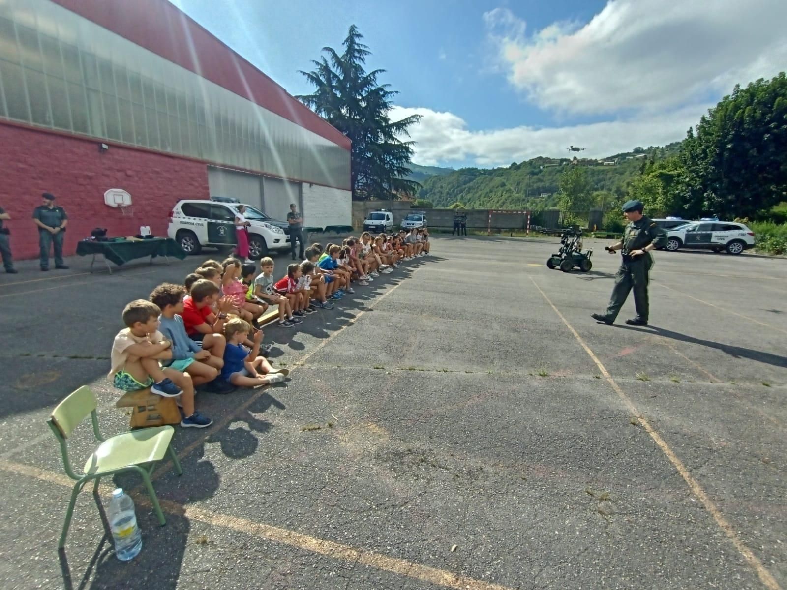 Demostración de la Guardia Civil en el colegio Elena Sánchez Tamargo de Laviana