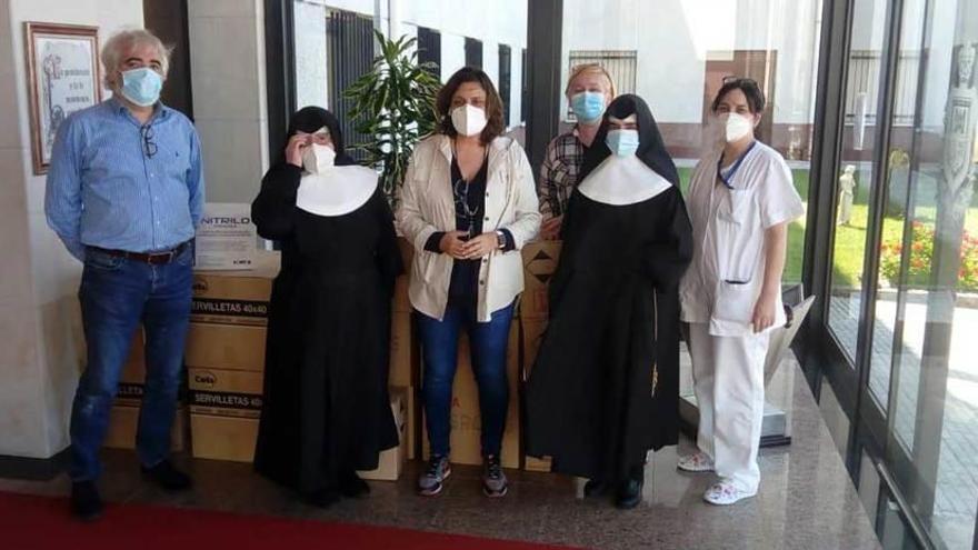 Los representantes del PP, junto a las monjas .