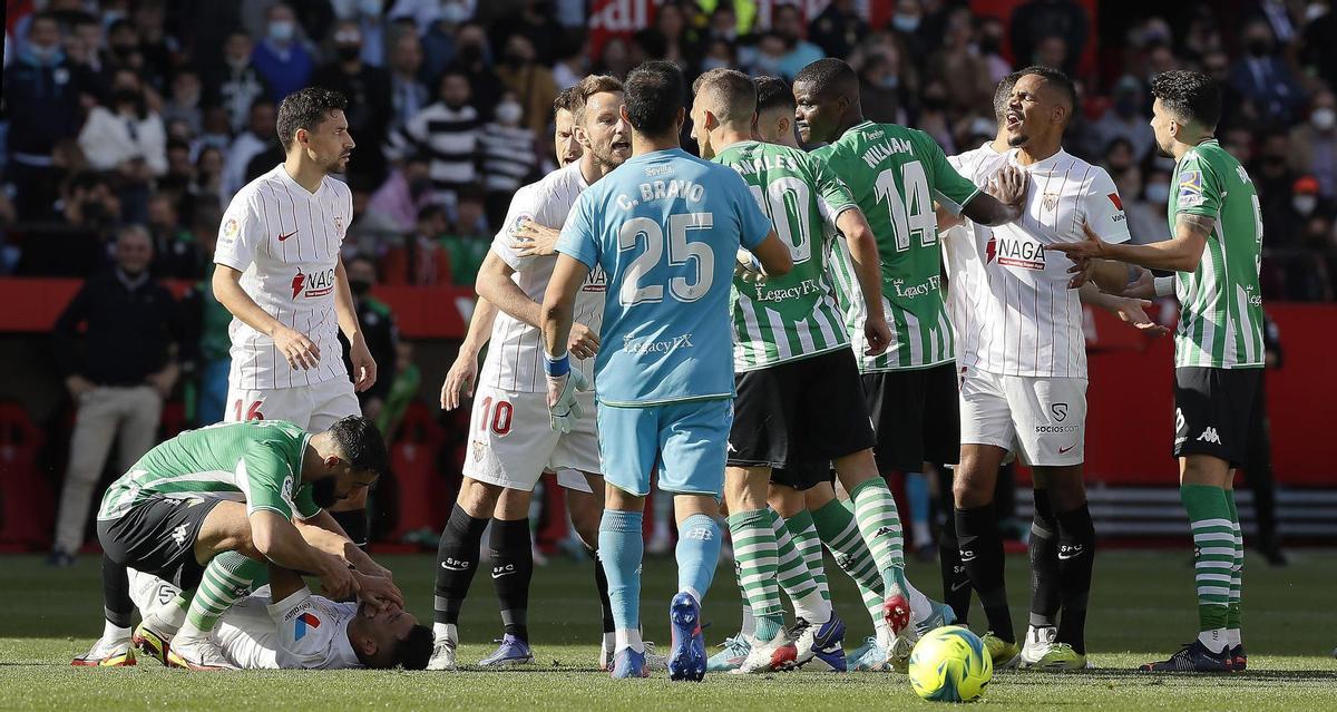 El portero del Sevilla Yassine Bounou (2-i) trata de detener el gol del Betis, durante el partido de Liga en Primera División disputado en el estadio Ramón Sánchez Pizjúan, en Sevilla. EFE/Raúl Caro