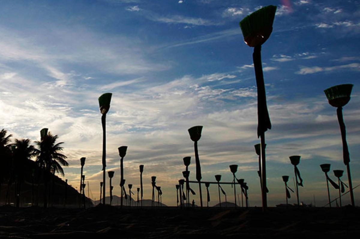 Membres de l’oenagé Riu de Pau ha col·locat 81 escombres a la platja de Copacabana (Rio de Janeiro) per simbolitzar el nombre de senadors al Brasil i la necessitat d’’escombrar’ la corrupció a la Cambra alta.