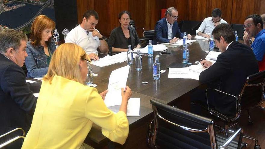 Un momento de la reunión del comité organizador en el concello pontevedrés. // Rafa Vázquez