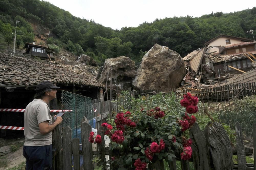 Un argayo obliga a desalojar un pueblo en Lena