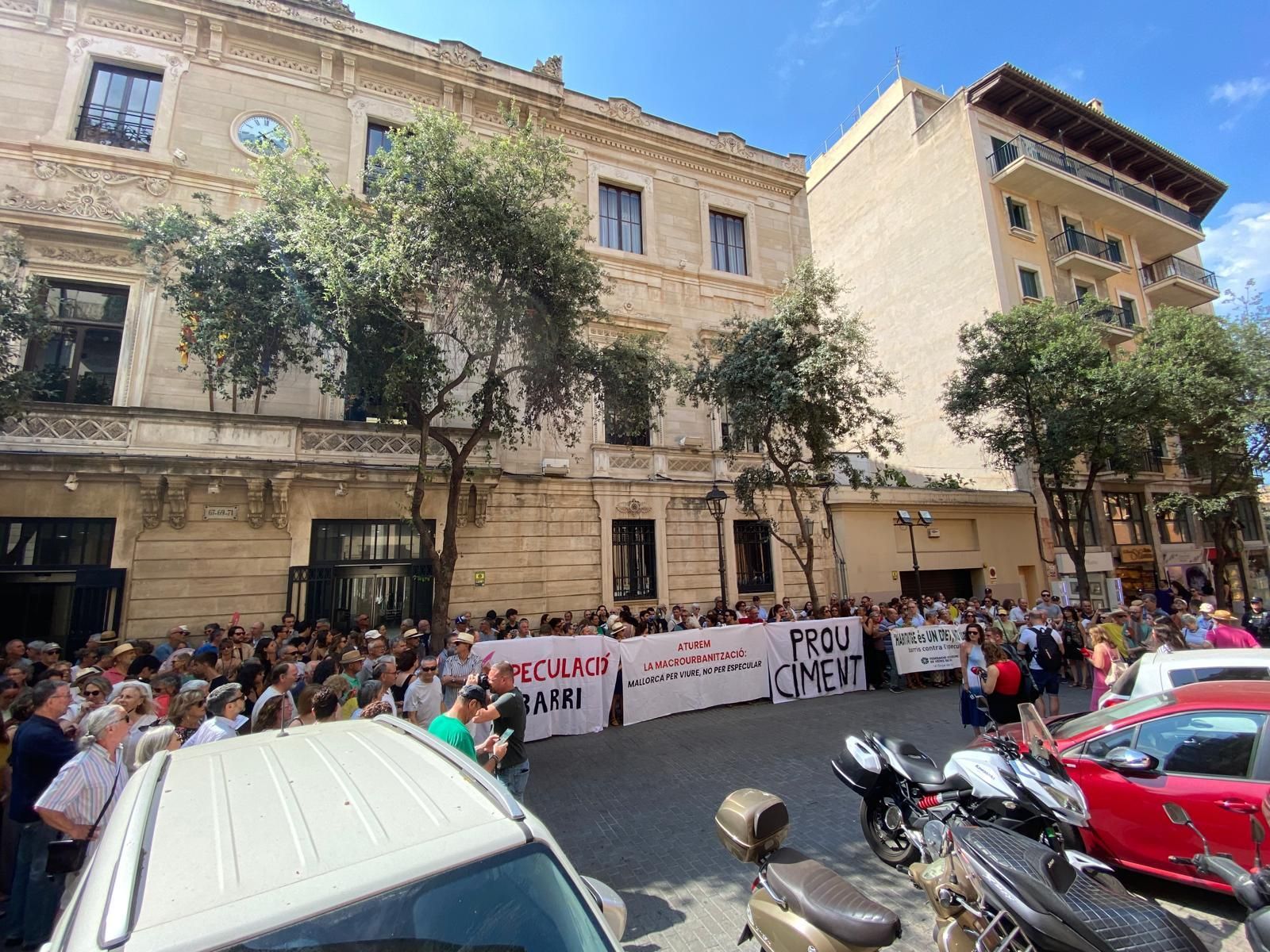 Protesta contra la ley urbanística del Govern frente al Parlament