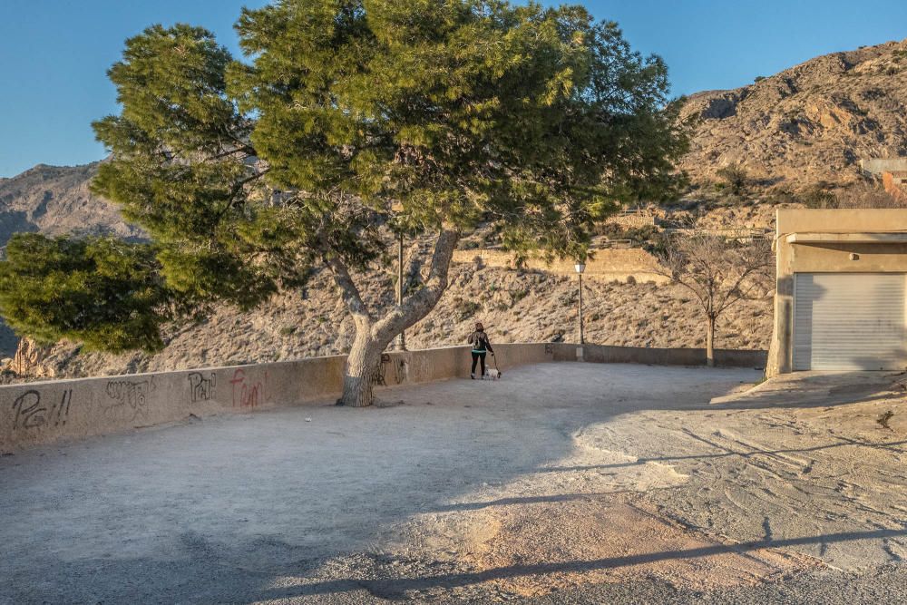 El proyecto contempla la limpieza de la explanada, la ubicación de jardineras, un banco rústico con grada, vegetación autóctona con riego por goteo y un vallado de seguridad sobre el actual murete per