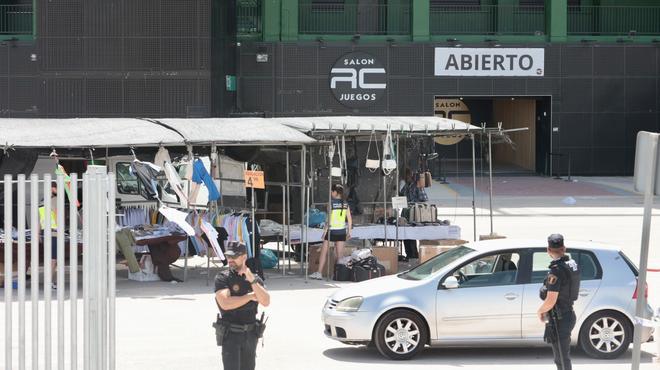 La redada de falsificaciones del mercadillo del Martínez Valero en Elche, en imágenes