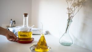 Dos aceiteras con aceite.