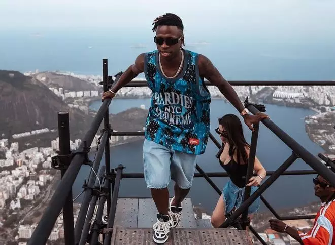 Vinicius Junior confirma su relación con Kenia Os, la influ que luce Kardashian