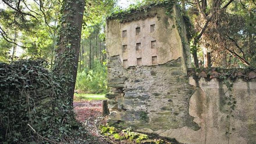 Aspecto que presenta uno de los cuatro torreones dispuestos en las esquinas del cementerio de Barcia.