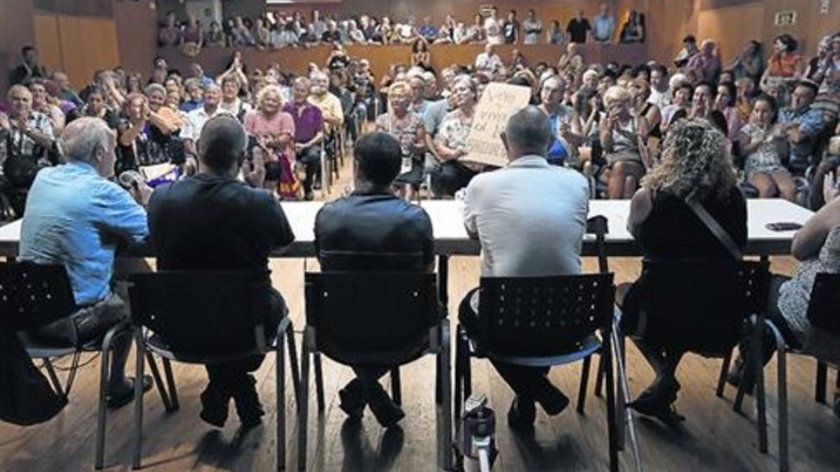 Asamblea de vecinos de la Barceloneta que decidió, anoche, seguir las protestas contra los pisos turísticos.