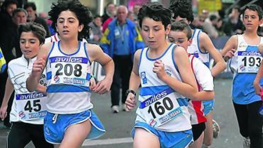 Los atletas durante la prueba infantil masculino.  / MARA VILLAMUZA