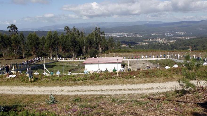 Hace un mes los vecinos hicieron una cadena humana alrededor del taller de pirotecnia de Coaxe (Dimo). |   //  NOÉ PARGA