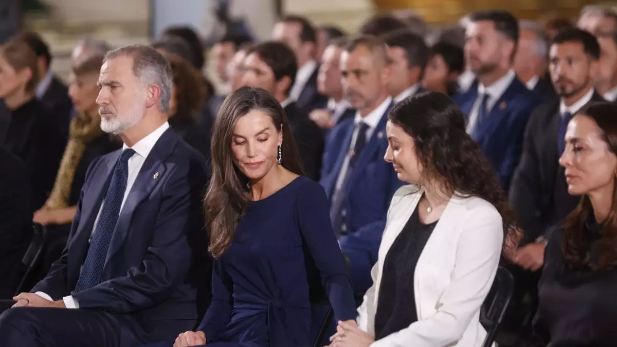 Un emotivo funeral marcado por la tensión y la distancia de Mazón