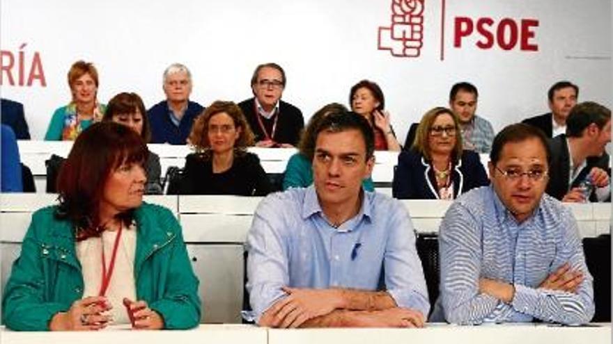 El secretari general del PSOE entre la presidenta, Micaela Navarro, i el secretari d&#039;Organització, César Luena.