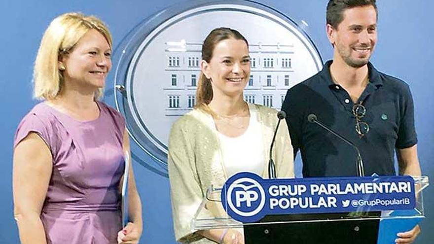 Prohens, en el centro, ayer en rueda de prensa.