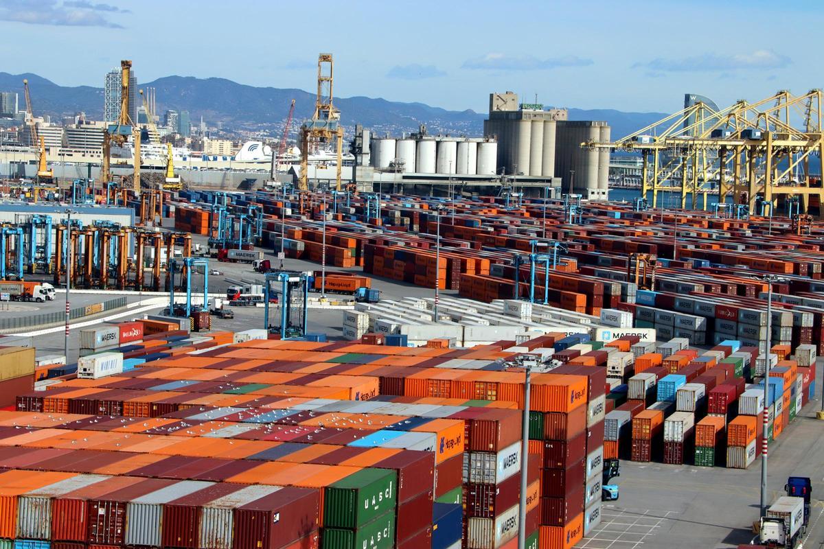 Desenes de contenidors de mercaderies preparats a la Zona Franca del Port de Barcelona