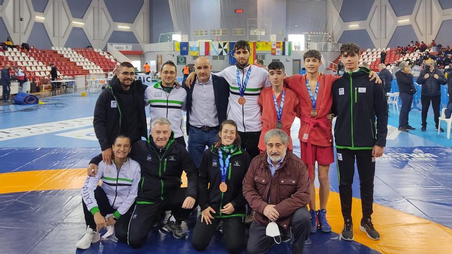 Delegación de la Federación Extremeña de Lucha en el nacional de Sagunto.