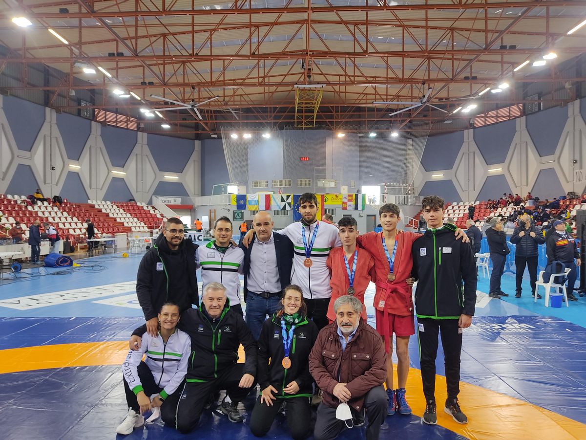 Delegación de la Federación Extremeña de Lucha en el nacional de Sagunto.