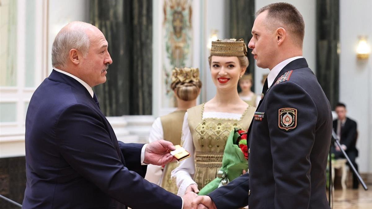 El presidente bielorruso, Aleksándr Lukashenko, saluda al nuevo jefe de policía de Minsk, Mikhail Grib.