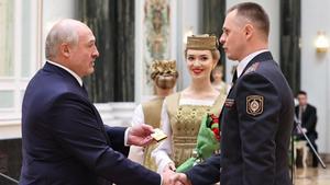 zentauroepp55664887 belarus  president alexander lukashenko shakes hands with ne201030151709